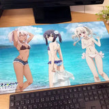 劇場版Fate/kaleid liner プリズマ☆イリヤ Licht 名前の無い少女 描き下ろしラバーマット イリヤ&美遊&クロエ/水着(橡膠枱墊)※不設寄送《23年4月預定》 4582651483419