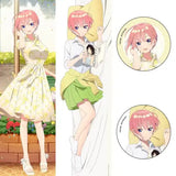 映画 五等分の花嫁 描き下ろし抱き枕カバー+缶バッジセット 一花(攬枕套連襟章)※不連枕芯《22年11月預定》 4570077745303