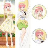 映画 五等分の花嫁 描き下ろし抱き枕カバー+缶バッジセット 一花(攬枕套連襟章)※不連枕芯《22年11月預定》 4570077745303