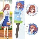 映画 五等分の花嫁 描き下ろし抱き枕カバー+缶バッジセット 三玖(攬枕套連襟章)※不連枕芯《22年11月預定》 4570077745327