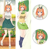 映画 五等分の花嫁 描き下ろし抱き枕カバー+缶バッジセット 四葉(攬枕套連襟章)※不連枕芯《22年11月預定》 4570077745334