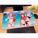 グリッドマン ユニバース 描き下ろしラバーマット 南夢芽&飛鳥川ちせ&ムジナ/水着(橡膠枱墊)※不設寄送《26年5月預定》 日版 全數$298 / ※不設寄送 / 26年2月27日