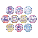 ホログラム缶バッジ(65mm) 遊☆戯☆王デュエルモンスターズ×サンリオキャラクターズ 01 コラボイラスト(襟章)(全套10個入)※不設寄送《25年5月預定》 4582793554961