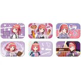 スクエア缶バッジ 五等分の花嫁∽ 03 二乃Ver.(公式イラスト)(襟章)(全套6個入)※不設寄送《25年5月預定》 4582793568074