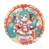 初音ミク×招き猫 招福大缶バッジスタンド Art by らっす 白猫(襟章)※不設寄送《24年6月預定》 4942330250884
